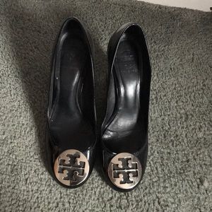 Tory Burch Chelsea Pumps - Black and Silver
